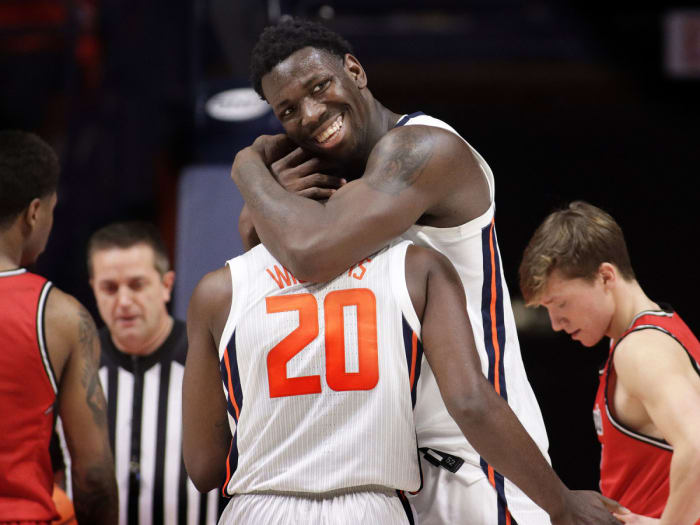 Kofi Cockburn hugs Da'Monte Williams